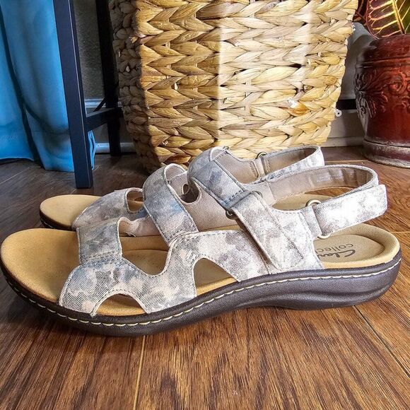 NIB Women’s Clarks Laurieann Style Sand Size 7 Sandals Floral Metallic Comfort - Picture 6 of 12
